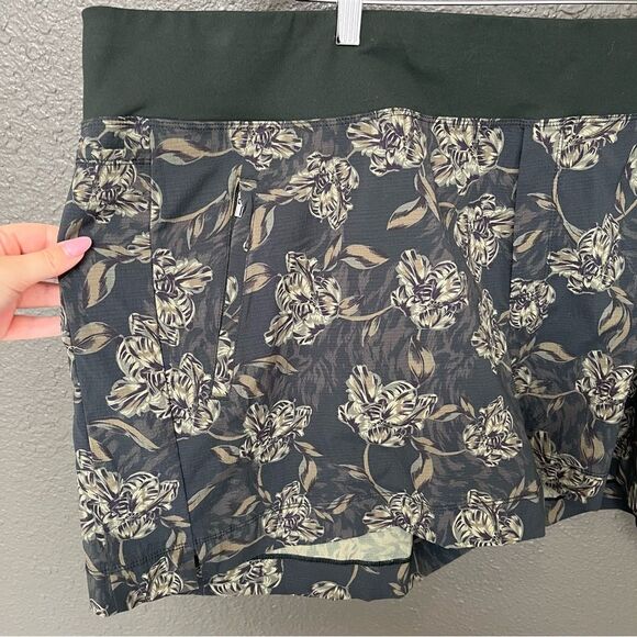 Athleta Trekkie North Printed Short in Terra Firma Olive - Picture 6 of 14